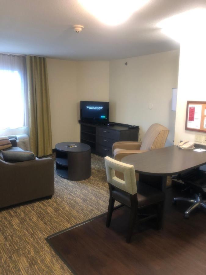 แคนเดิ้ลวูด สวีท โอวอสโซ Hotel Owasso ภายนอก รูปภาพ
