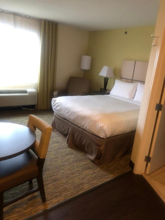 แคนเดิ้ลวูด สวีท โอวอสโซ Hotel Owasso ภายนอก รูปภาพ