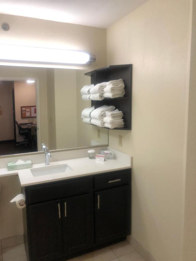 แคนเดิ้ลวูด สวีท โอวอสโซ Hotel Owasso ภายนอก รูปภาพ