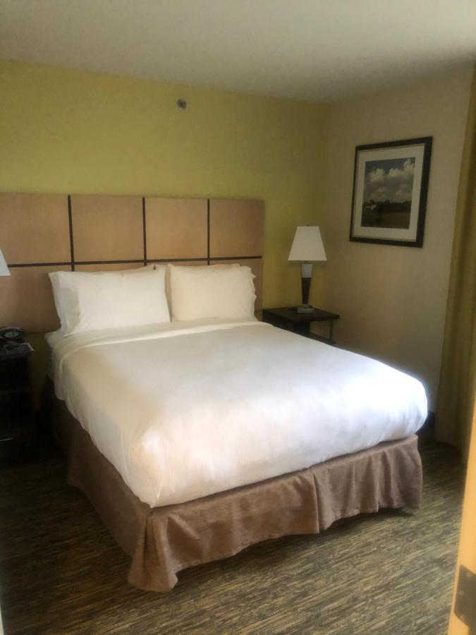 แคนเดิ้ลวูด สวีท โอวอสโซ Hotel Owasso ภายนอก รูปภาพ