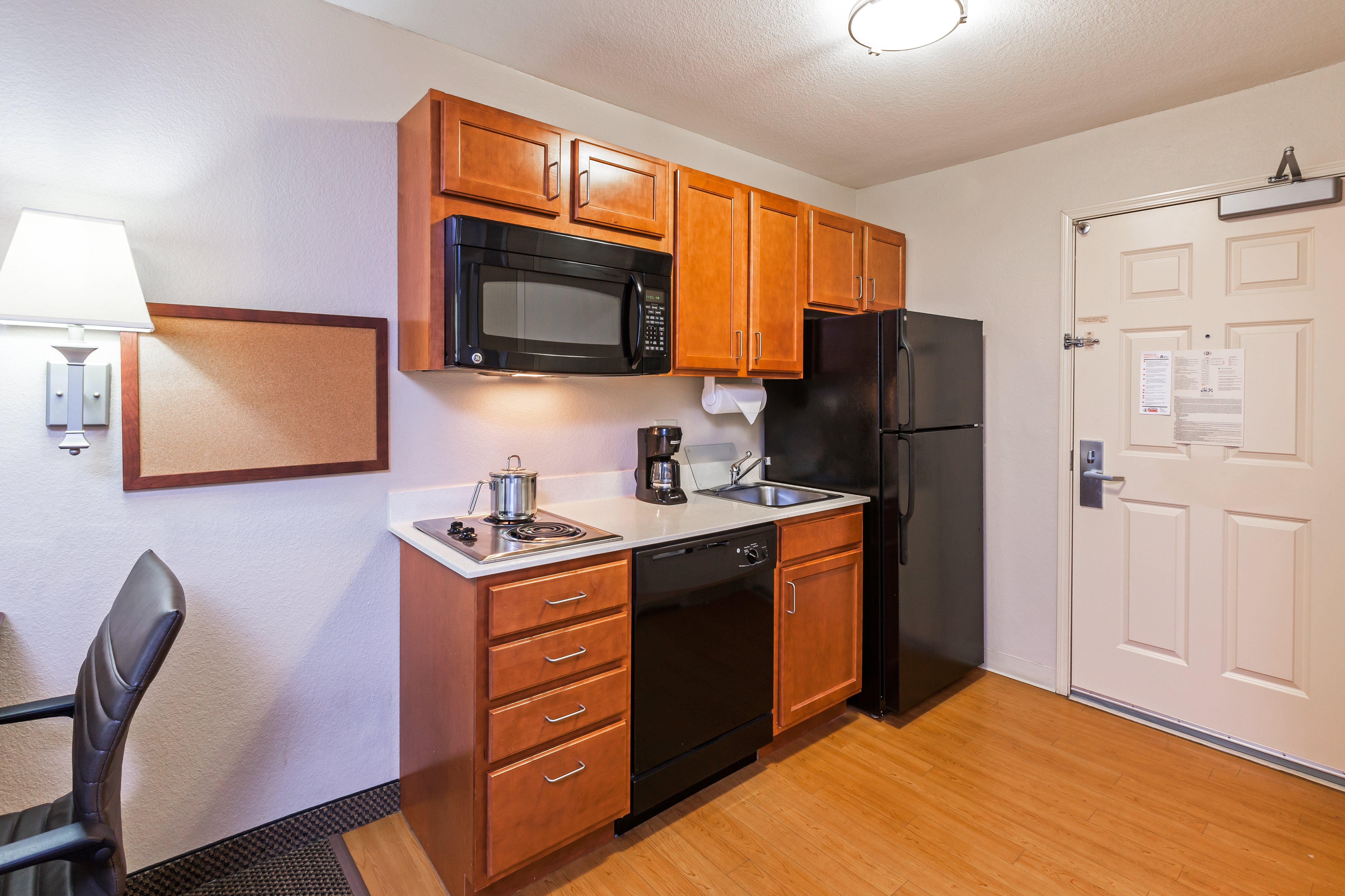 แคนเดิ้ลวูด สวีท โอวอสโซ Hotel Owasso ภายนอก รูปภาพ