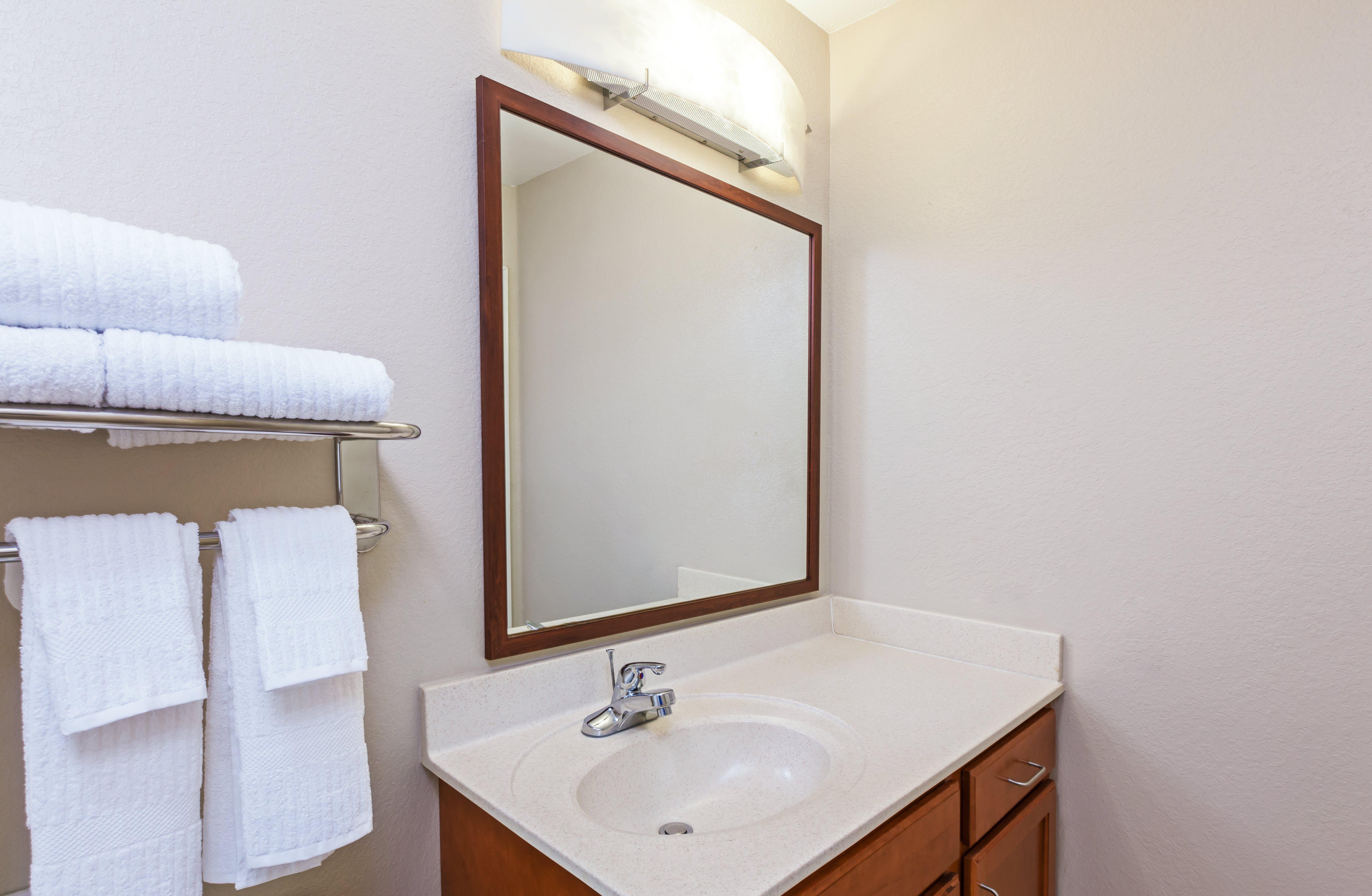 แคนเดิ้ลวูด สวีท โอวอสโซ Hotel Owasso ภายนอก รูปภาพ